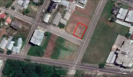Terreno de esquina, localizado na Rua Nova Petrópolis com a Carlos Fetter, com 15,75 por 25,75 metros. Área total: 405,50m. Confira!