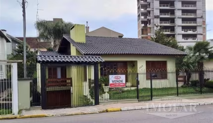 Excelente casa de alvenaria, composta por 03 dormitórios (sendo 01 suíte), todos com sacada, sala de estar com lareira, sala de jantar, escritório (que pode ser transformado em cozinha) e  banheiro so