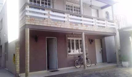Residência em excelente localização no São Pelegrino, com 03 moradias, totalizando 06 dormitórios, 03 cozinhas, 05 banheiros, áreas de serviço, espaço comercial, churrasqueira, piso porcelanato, varan