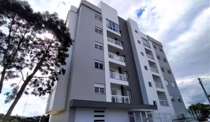 Apartamento com 02 dormitórios (sendo 01 suíte), sala e cozinha em conceito aberto, banheiro social, área de serviço, churrasqueira, sacada e 02 vagas de garagem.  Espera para Split na sala e na suíte