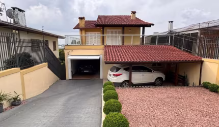 Excelente casa de alvenaria, com 03 dormitórios (sendo 01 suíte), sala de estar, sala de jantar, sala de estar íntimo, sacada, cozinha, área de serviço, lavabo, banheiro social e garagem para 2 carros