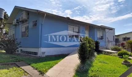 Excelente casa, construída em terreno com 1.080m, toda reformada, semi mobiliada com 04 dormitórios (sendo 01 suíte), sala e cozinha conjugadas, churrasqueira, lareira, espaço gourmet e banheiro socia