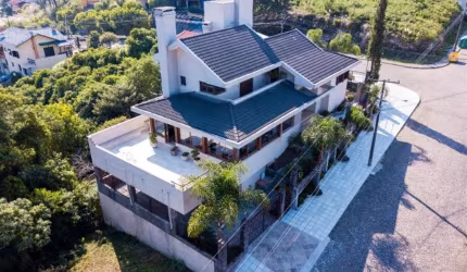 Excelente residência semimobiliada com 03 suítes (sendo 01 master com piso aquecido), ampla sala para 03 ambientes com lareira e piso aquecido, cozinha, churrasqueira, área de serviço, despensa, gabin