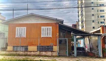 Excelente localização!  Terreno plano próximo de farmácias, mercados, padarias e hospitais.  *Casa sem valor comercial.*  Área: 12x27,60= 331,00m.  Confira!