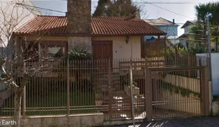 Excelente terreno situado no centro de Farroupilha, com uma ampla casa em alvenaria locada para fins comerciais.  Área: 10x40= 400,00m.   Confira!