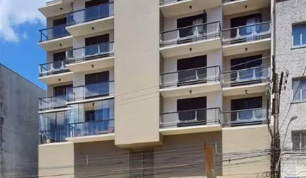 Excelente apartamento mobiliado, composto por 02 dormitórios, sacada fechada, sala, cozinha, banheiro social, área de serviço com banheiro e 01 box de garagem. Apartamento todo reformado, com rebaixo 