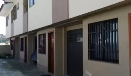 Excelente sobrado com 03 dormitórios (sendo 01 suíte), sala para 02 ambientes, sacada, cozinha, área de serviço, banheiro social, lavabo e 02 vagas de garagem.  Piso laminado. Piso porcelanato. Rebaix