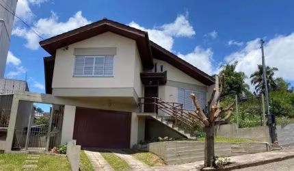 Excelente casa com 03 dormitórios (sendo 01 suíte master com hidro), sala para 02 ambientes, cozinha, varanda, área de serviço, dependência de empregada, banheiro social e 02 vagas de garagem.  Com pá