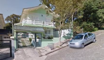 Linda residência com 02 pavimentos!  03 dormitórios (sendo 01 suíte com sacada), sala para 02 ambientes com lareira, escritório, copa/cozinha, churrasqueira, lavabo, banheiro social, área de serviço, 