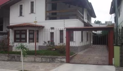Excelente residência com 04 dormitórios (sendo 01 suíte), 03 salas de estar, 02 sacadas, cozinha com churrasqueira, 05 banheiros sociais, lavabo e 04 vagas de garagem.  Área construída: 230,00m.  Conf