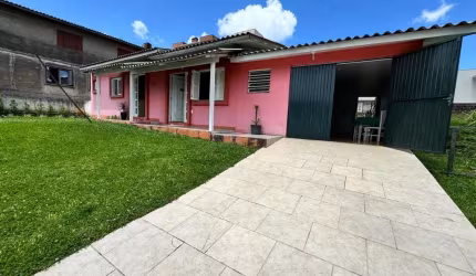 Casa de alvenaria com 03 dormitórios, 02 banheiros, sala e cozinha conjugadas, área de serviço, garagem para 02 carros. Terreno com 370,00 m. Área da casa 150,00 m.