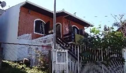 Excelente residência com 03 dormitórios, sala para 02 ambientes, cozinha, área de serviço, banheiro social e 02 vagas de garagem.  Área construída: 130,00m.  Confira!