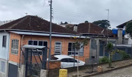 02 excelentes casas mistas de 02 andares em um terreno de esquina no bairro Planalto!  As 02 residências possuem 02 dormitórios, sala para 02 ambientes, churrasqueira, cozinha, área de serviço, banhei