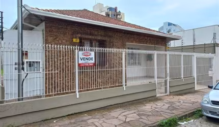 Excelente casa com 03 dormitórios (01 deles transformado em closet), sala para 02 ambientes, cozinha, área de serviço, banheiro social e 04 vagas de garagem (02 vagas descobertas e 02 cobertas).  Casa