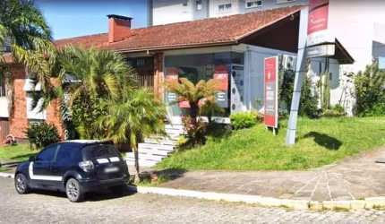 Casa de alvenaria  com excelente terreno  de esquina, para construção de prédio com área total de 587,40 m2. Frente Oeste com 17.8 metros por 33 metros  de profundidade.