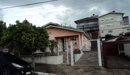 Duas casas de alvenaria: Casa da frente com 04 dormitórios, sala com lareira, cozinha, banheiro social, área de serviço, garagem e churrasqueira no térreo da casa dos fundos.  Casa fundos com 03 dormi