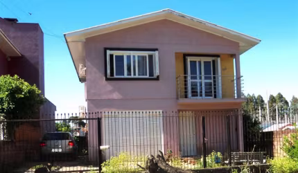 Casa de alvenaria com 03 dormitórios, sala de estar e jantar, 02 sacadas, cozinha, área de serviço e banheiro social.  Área construída: 143,00m. Área do terreno: 360,00m.  Confira!