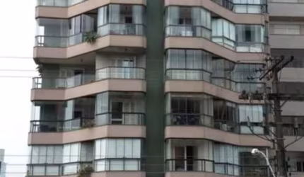 Apartamento no centro, com 03 dormitórios (sendo 01 suíte), sala com sacada, cozinha, área de serviço, churrasqueira, lareira, banheiro social e 01 vaga de garagem. Prédio com salão de festas, elevado
