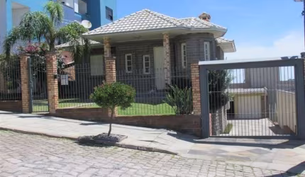 Casa construída em pedra basalto, composta por 03 dormitórios (sendo 01 suíte com hidromassagem), 02 salas, lareira, churrasqueira, cozinha, área de serviço, 02 banheiros sociais e garagem para 03 car