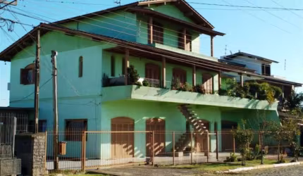 Ampla casa com 03 moradias.  Área construída: 400,00m.  Confira!