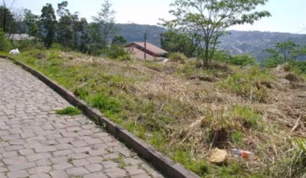 Excelente terreno de esquina no Bairro Salgado Filho!  Área total: 474,81m. Terreno se encontra uma Zona Residencial 4 (ZR4) do Plano Diretor, no qual podemos construir até 5 (cinco) sobrados em condo