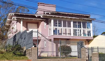 Excelente casa de alvenaria de 02 pavimentos. Na parte inferior com 02 dormitórios, sala e cozinha conjugada, despensa e banheiro.  No piso superior sala com sacada, cozinha, 03 dormitórios (sendo 01 