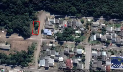 Terreno de esquina no bairro 1 de Maio  Área: 11x25= 275.00m.  Rua sem calçamento.  Confira!