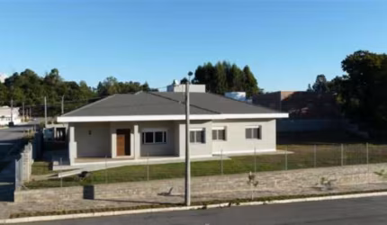 Ótima casa de alvenaria com 04 dormitórios (sendo 01 suíte), sala e cozinha conjugada, área de serviço, banheiro social e garagem para 02 carros.  Adega com 50,00m.  Calefação a gás com 04 botijões P 