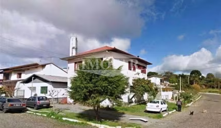 Casa mista com 02 pisos, 02 moradias. Pavimento superior: 04 dormitórios, sala, cozinha, banheiro e despensa. Pavimento térreo: 02 dormitórios, sala, cozinha, banheiro e despensa.  Área construída: 94