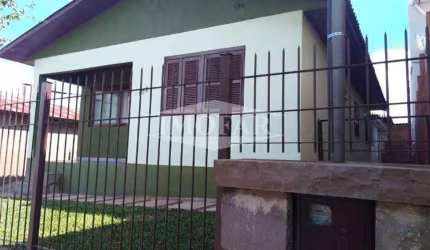 Terreno com 02 casas de alvenaria. Casa da frente com 03 dormitórios, sala, cozinha, banheiro, área de serviço e garagem. Casa dos fundos com 01 dormitório, sala e cozinha conjugada, banheiro e área d