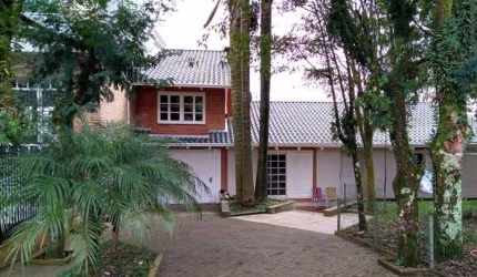 Casa de alvenaria com 04 dormitórios, sala, cozinha, 02 banheiros, área de serviço e garagem.  Aceita imóvel na praia.  Área construída: 100,00m.  Confira!