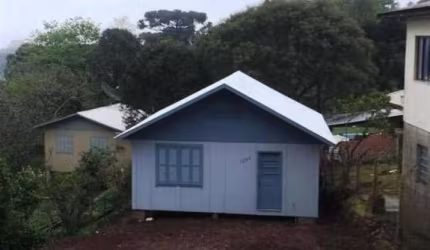 Ótima casa de madeira com 02 dormitórios, sala, cozinha, área de serviço e banheiro social.  Área: 70,00m.  Confira!
