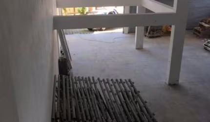 Excelente loja térrea localizada no Bairro Petrópolis!  Possui espera para mezanino e cortinas metálicas já instaladas.  Área privativa: 312,08m.  Confira!