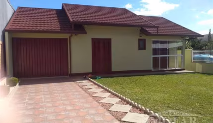 Bela casa de construção mista (alvenaria e PVC), com 03 dormitórios, (01 com sacada), sala e cozinha em conceito aberto, área de serviço, banheiro social e garagem fechada com churrasqueira e vaga par