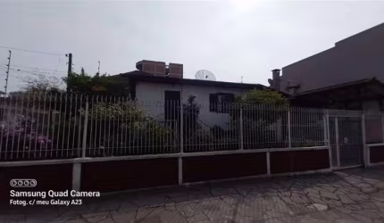 Linda casa de esquina no Bairro Madureira! Com 03 dormitórios, sala para 02 ambientes, cozinha, área de serviço com churrasqueira, banheiro social e 04 vagas de garagem.  Área construída: 96,00m.  Con