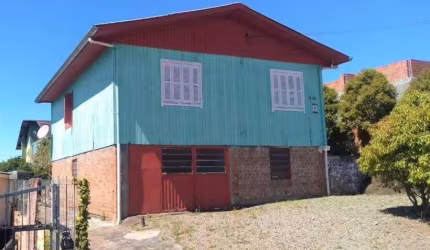 Ótima casa mista! Com 02 dormitórios, sala de estar e cozinha em conceito aberto, churrasqueira, área de serviço, banheiro social e 02 vagas de garagem.  Amplo pátio aos fundos com hortaliças e árvore