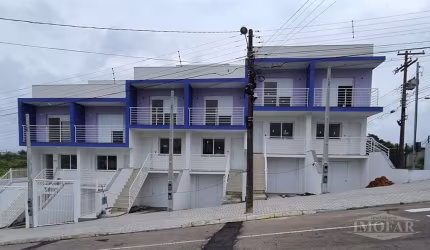 Ótimos sobrados triplex. Pavimento superior: 02 dormitórios (sendo 01 com sacada) e banheiro social entregue com box de vidro No térreo: sala com varanda, copa/cozinha e lavabo. No subsolo: Vaga para 