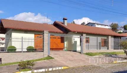 Casa em alvenaria em  único pavimento, composta por três quartos, sendo um com suíte,  sala, cozinha, banheiro social, garagem para dois carros, churrasqueira rotativa, lavabo, área de serviço e despe