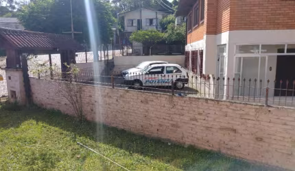 Excelente residência de alvenaria com 03 pavimentos no Bairro Pioneiro! Com 04 dormitórios, hall de entrada, sala para 03 ambientes, 02 sacadas, cozinha, churrasqueira, área de serviço, despensa, banh