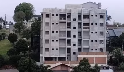 Apartamento com 2 dormitórios(1 suíte), sala e cozinha em conceito aberto, banheiro social, área de serviço, garagem e churrasqueira. Piso porcelanato nas áreas frias e preparado para laminado nas dem