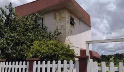 Ótima casa no Bairro Kayser! reformada e pintada.
Com 02 suítes, hall de entrada, sala para 02 ambientes, lareira, sacada, cozinha, área de serviço, despensa, banheiro social, lavabo e 02 vagas de gar