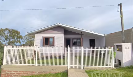 Bela casa de esquina em alvenaria com dois pavimentos.  2 pavimento com 3 dormitórios, sala de estar/jantar e cozinha integradas, àrea de serviço, 2 banheiros sociais e pátio cercado.  1 pavimento com