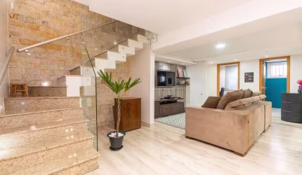 Excelente casa no Bairro Rio Branco! Com 03 dormitórios (sendo 01 suíte com closet), sala para 02 ambientes, ampla sacada, copa/cozinha, churrasqueira, área de serviço, gabinete, banheiro social, lava