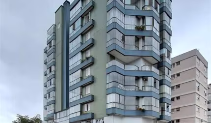 Oportunidade única de possuir uma cobertura espaçosa no coração da cidade! Com 03 dormitórios (sendo 01 suíte com banheira), sala com sacada fechada, cozinha, banheiro e área de serviço.  No pavimento