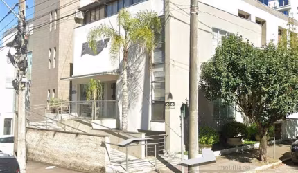Excelente apartamento, ampla sala de estar e jantar com lareira, ampla sacada fechada,  3 dormitórios, sendo um suíte, cozinha com churrasqueira, área de serviço, dependência de empregada, espera para