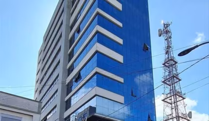 Excelente oportunidade de investimento! Está à venda uma sala aérea com garagem dupla e todos os confortos que você merece em um prédio moderno e seguro. Localizado no centro da cidade, esse edifício 
