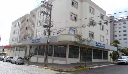 Apartamento  com 3 dormitórios, sendo o de casal suíte, sala, cozinha, área de serviço com churrasqueira, dependência de empregada, sacada fechada e um box de garagem.