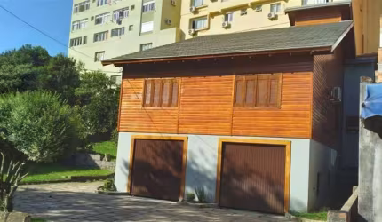 Casa com excelente localização com a sala principal com pé direito alto e cozinha em conceito aberto, lavabo, banheiro social, 3 dormitórios e área de serviço, piso laminado, pátio e garagem para 4 ca