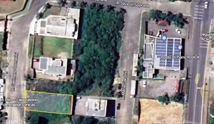Terreno de meio de quadra medindo 14 x 26,25 localizado nos fundos do Posto Piano.
