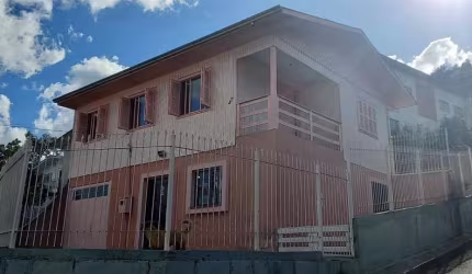 Ótima casa mista no Bairro Planalto!! Com 03 dormitórios, sala para 02 ambientes, copa/cozinha, churrasqueira, área de serviço, dependência de empregada, despensa, banheiro social e 02 vagas de garage